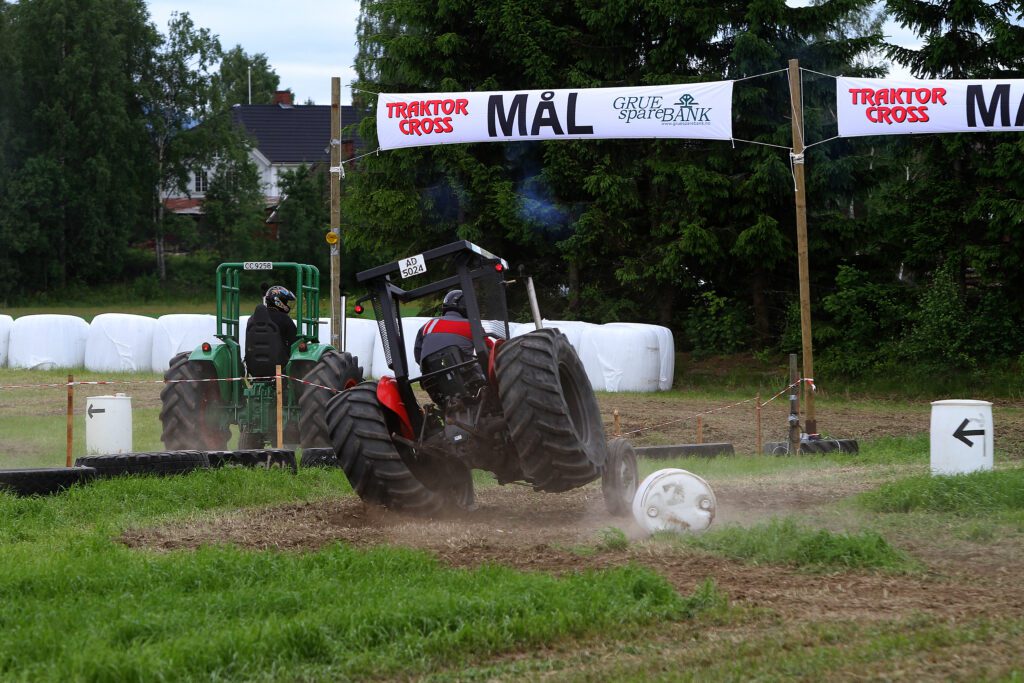 bildet viser traktorcross